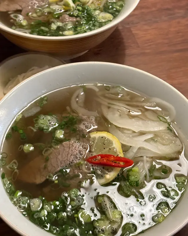 테이블에 놓인 쌀국수 두 그릇