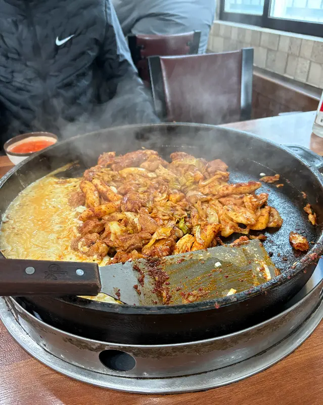 치즈 사리 추가한 닭갈비