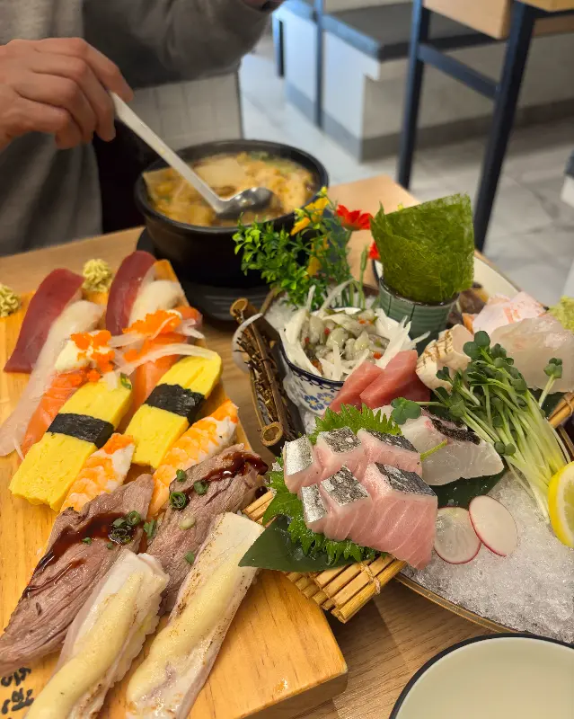 깔끔하게 정돈된 테이블 세팅