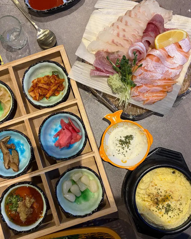 다채로운 곁들임 음식이 담긴 찬합