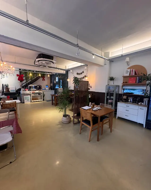 효자동 스테이크펍의 아늑하고 세련된 내부 전경