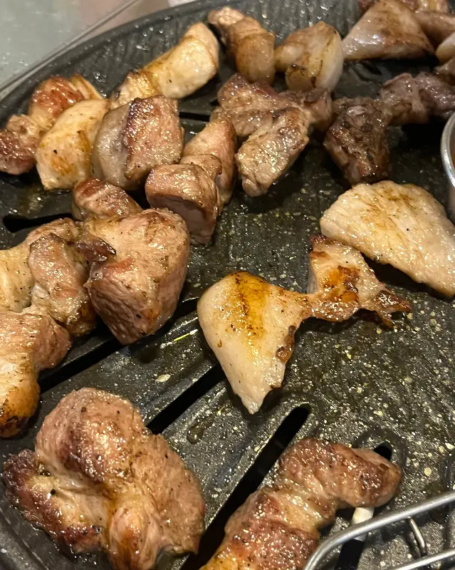 초벌된 고기가 석쇠 위에서 구워지는 모습