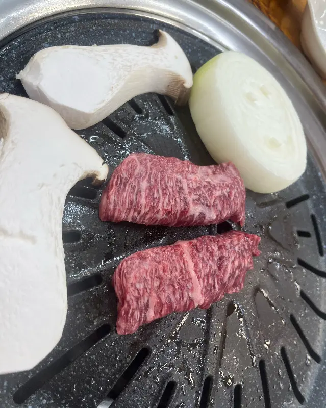 불판 위에서 구워지는 꽃등심