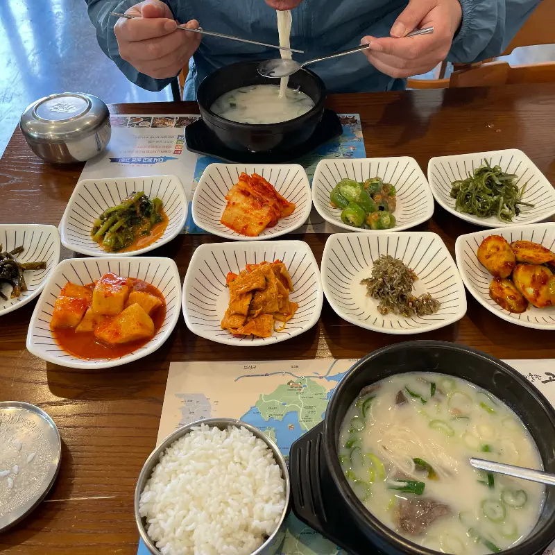 혼자 와서 식사하는 손님