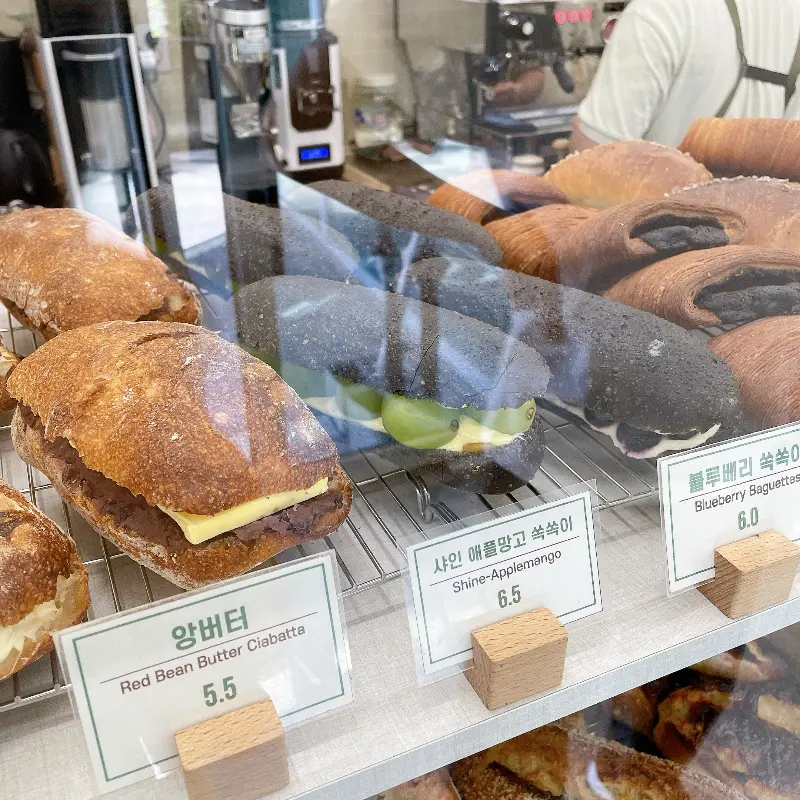 쇼케이스 안의 다양한 빵들