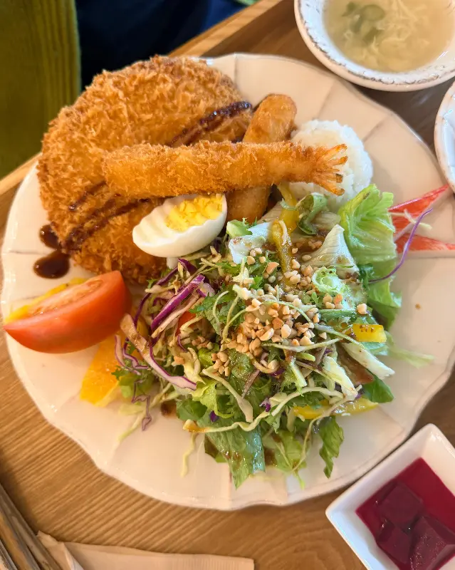 푸짐한 돈가스 한 상 차림