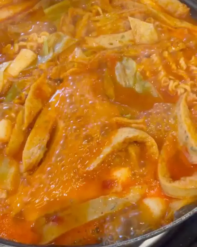 떡, 오뎅, 라면이 가득한 떡볶이