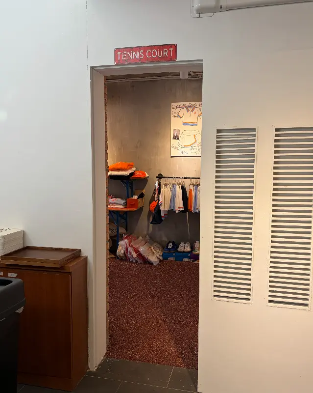 테니스 의류 쇼룸 입구