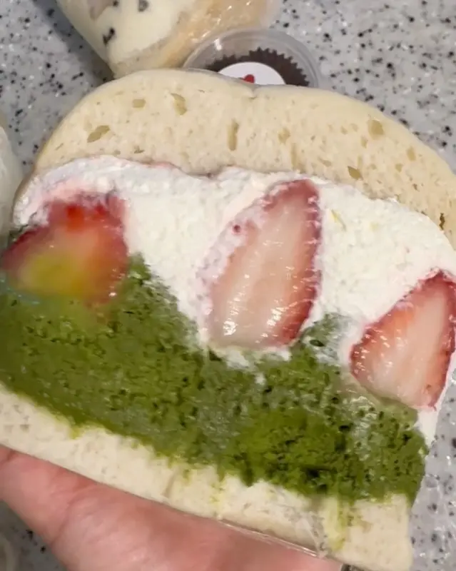 말차 딸기 샌드 베이글