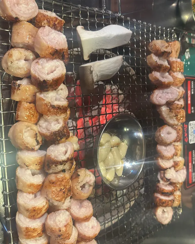 막창과 팽이버섯, 마늘이 함께 구워지는 모습