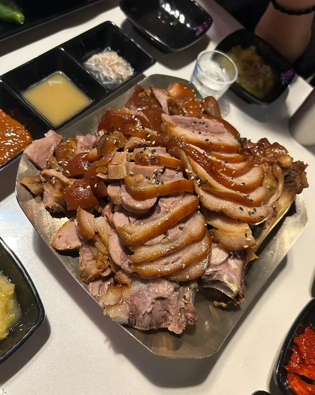 윤기가 흐르는 족발의 단면