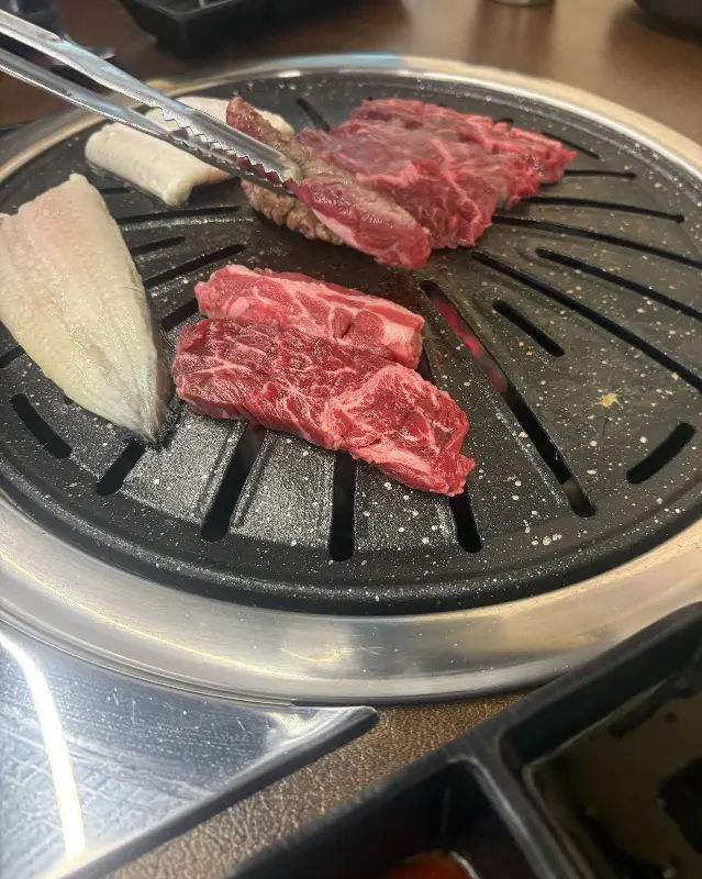 숯불 위에서 구워지는 장어와 소고기