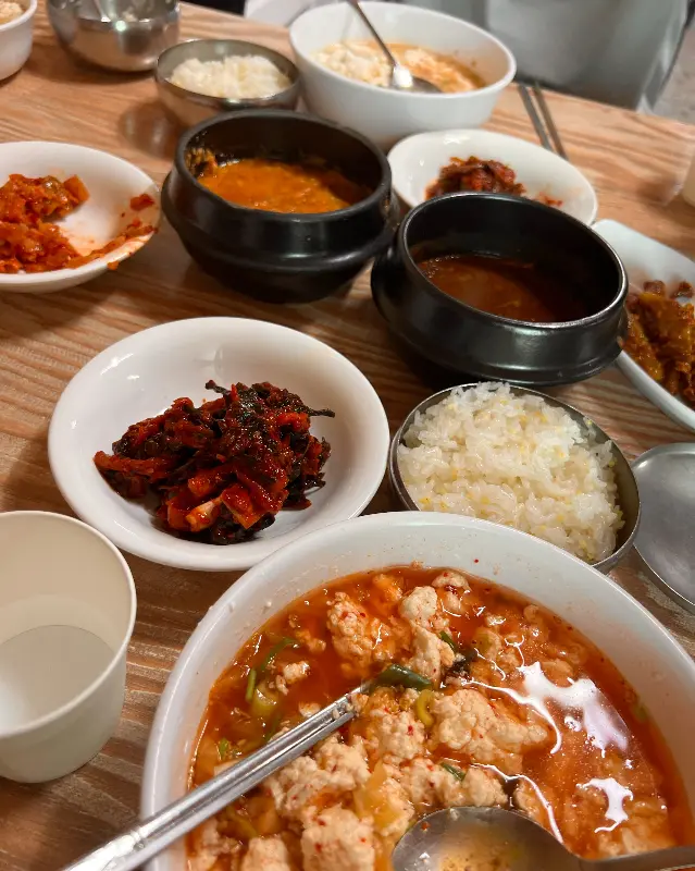 순두부와 다양한 반찬들