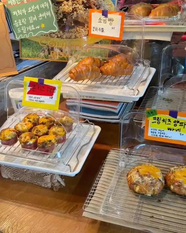 먹음직스러운 빵들이 가득한 진열대