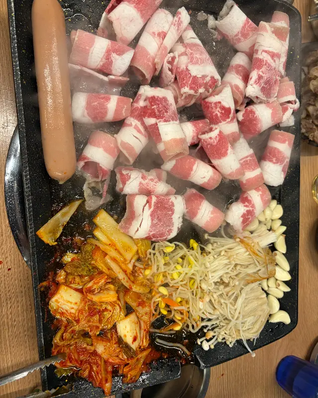 떡갈비, 우삼겹, 김치, 콩나물 등 다양한 메뉴