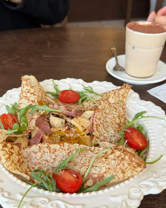 베이컨 버섯 갈레트와 음료