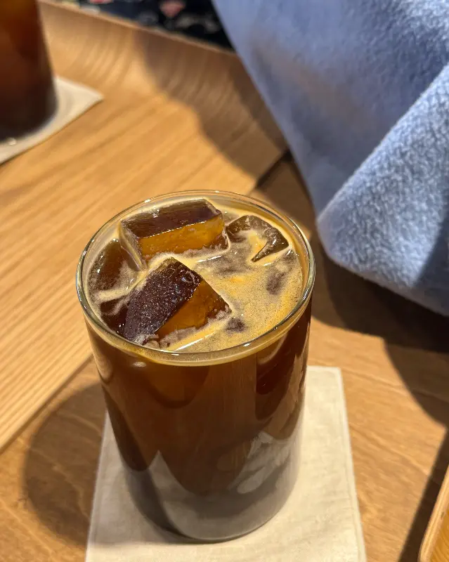 테라스 좌석과 푸른 나무들