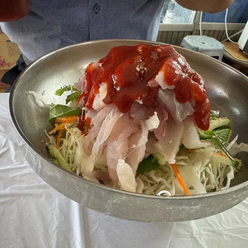 양념이 듬뿍 올려진 물회 사진