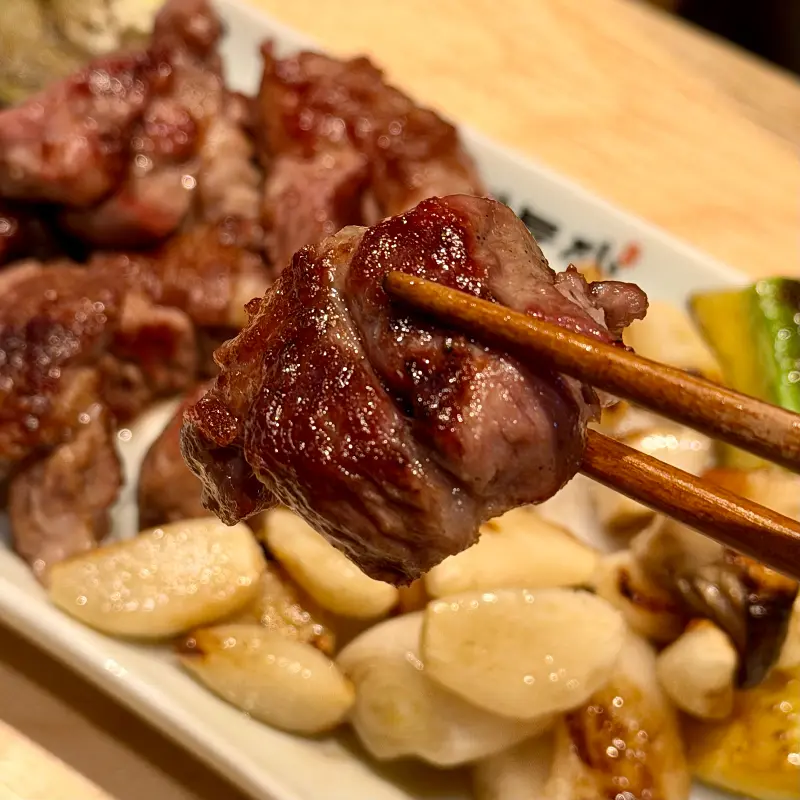 젓가락으로 집은 양갈비