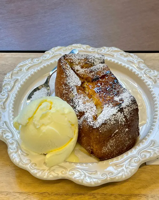 빈티지한 가구와 소품들이 놓여있는 카페 내부