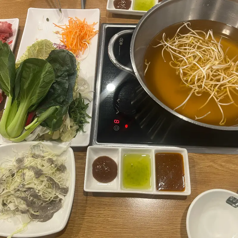 끓고 있는 육수와 샤브샤브 재료들