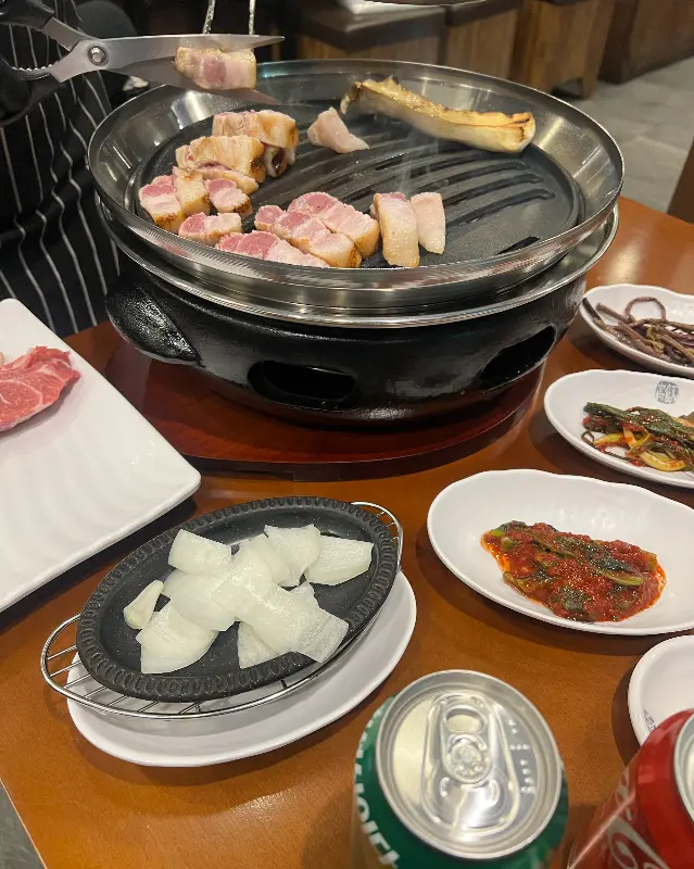 전문가의 손길로 구워지는 고기