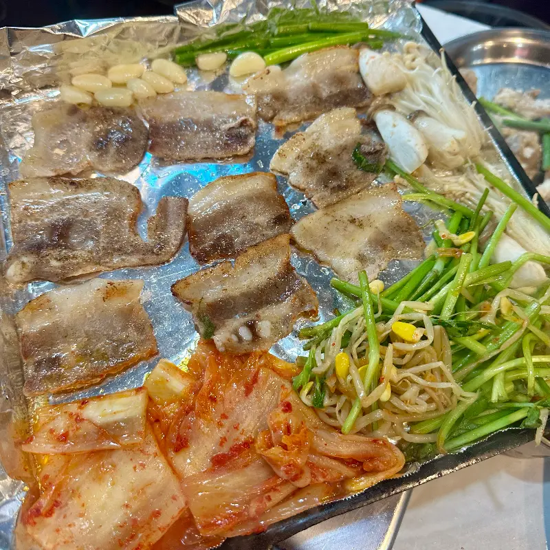 잘 구워진 냉삼과 김치