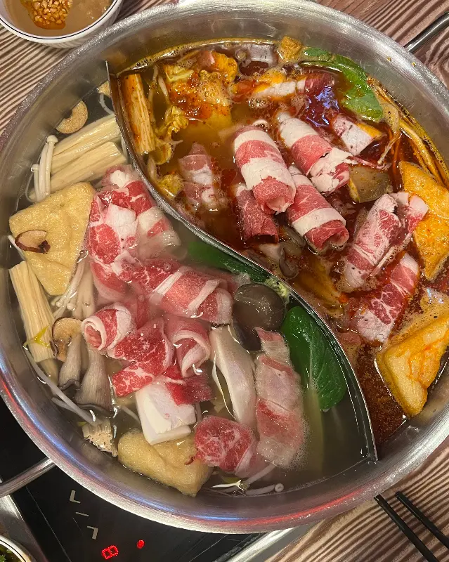 고기와 야채, 두부가 듬뿍 들어간 훠궈