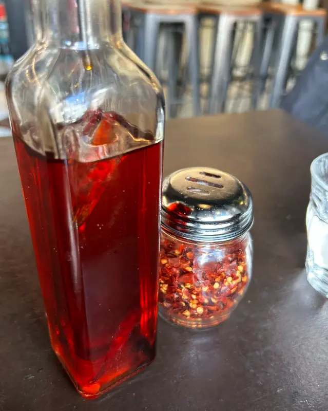 테이블 위에 놓인 고추기름