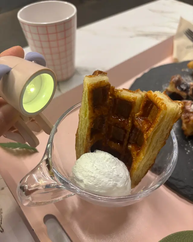 크림 브륄레 크로플과 음료