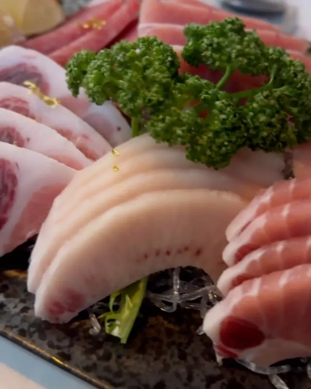 다양한 부위의 참치가 아름답게 담긴 모습