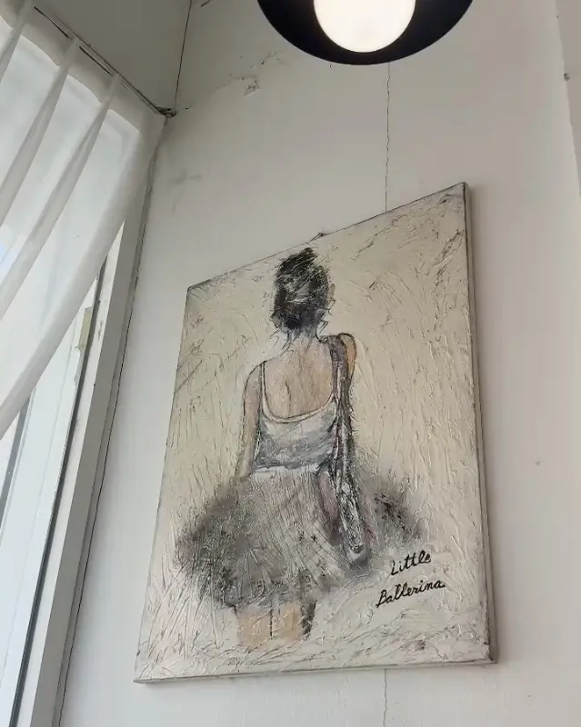 벽에 걸린 발레리나 그림