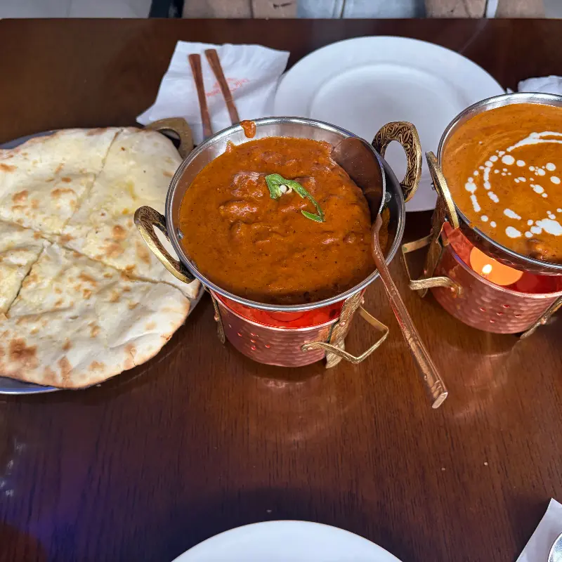 두 종류의 커리와 난이 놓인 테이블