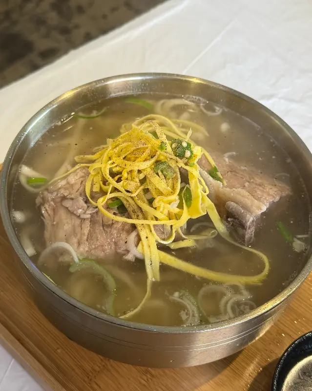맑고 깊은 뼈칼국수의 비주얼