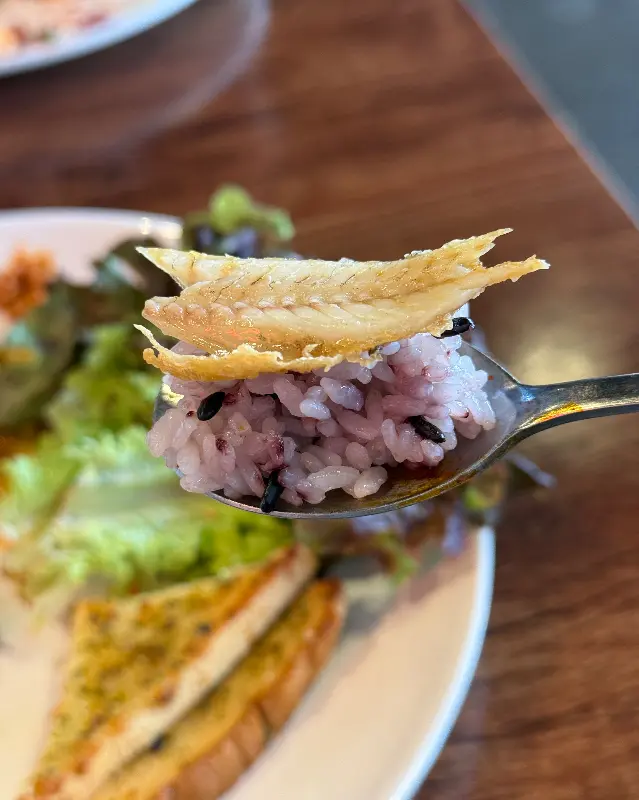 밥 위에 조기구이 한 점