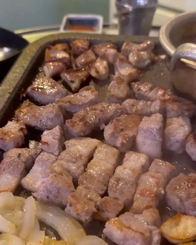 불판 가득 올려진 돼지고기