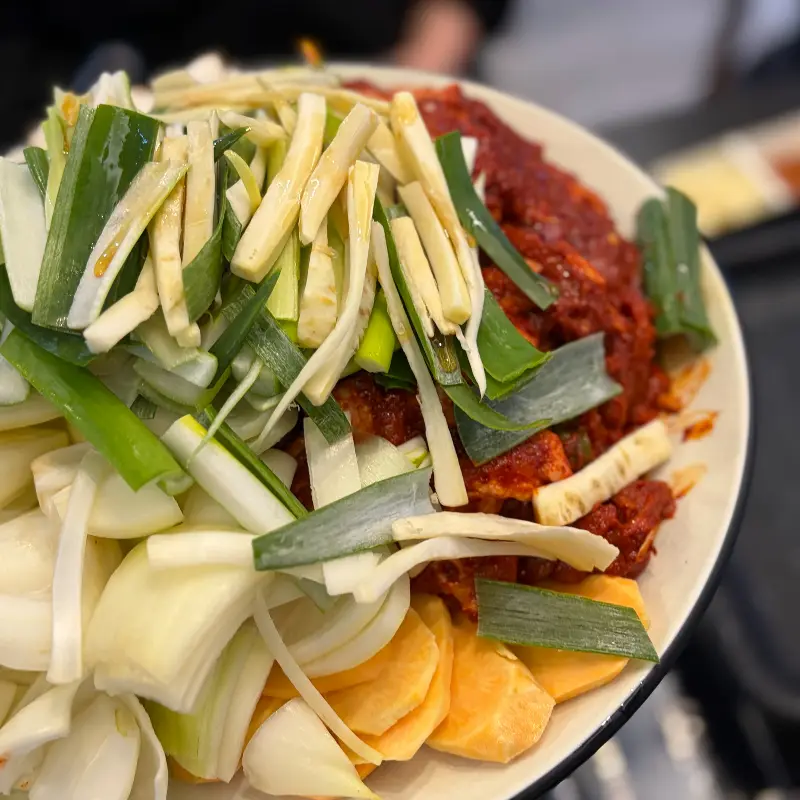 신선한 야채와 곁들여 먹는 오리 주물럭