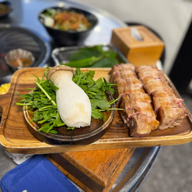 푸짐한 흑돼지 한판