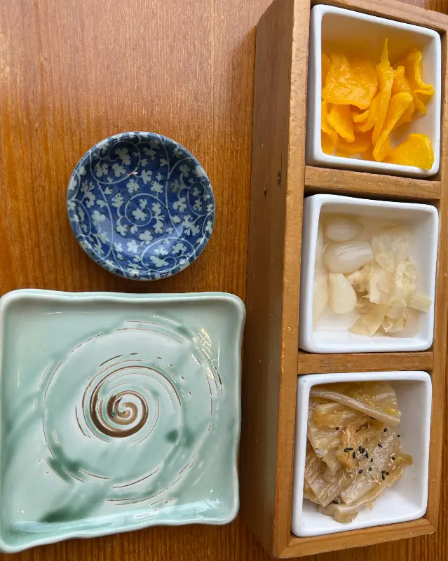 깔끔하게 제공되는 곁들임 반찬