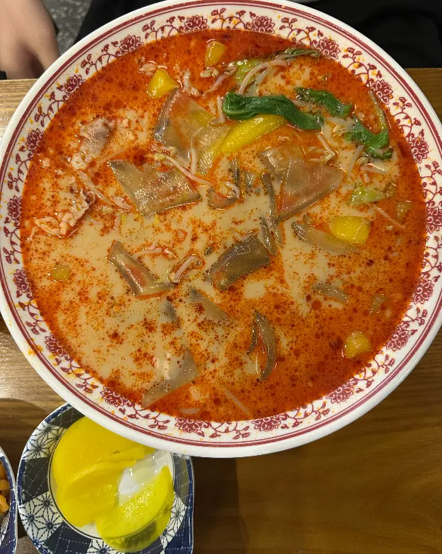 테이블에 놓인 다양한 소스들