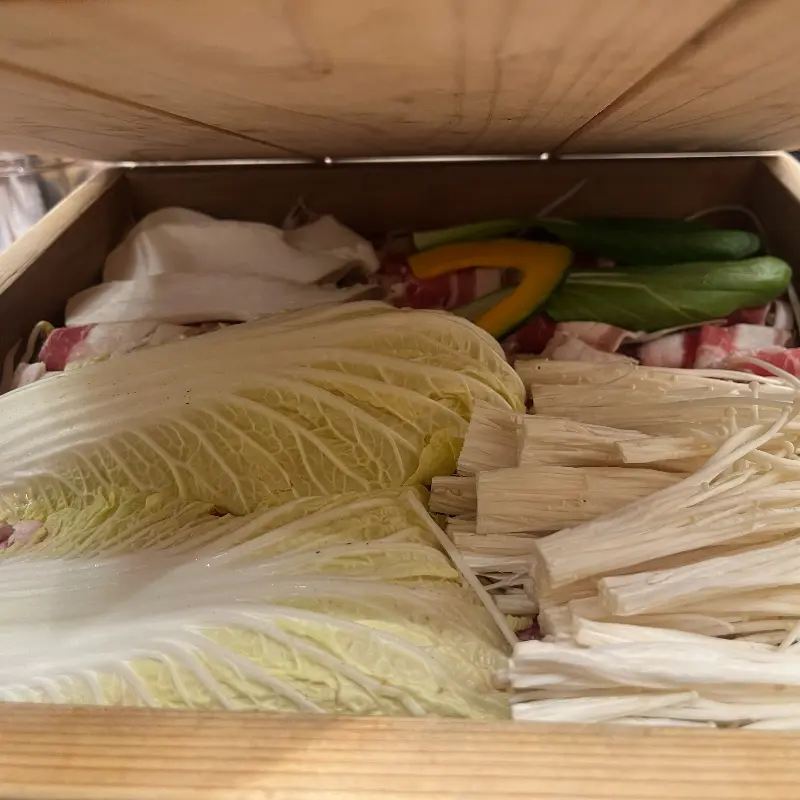 편백찜통 안의 신선한 재료들