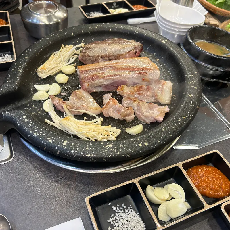 돌판 위에 구워진 삼겹살