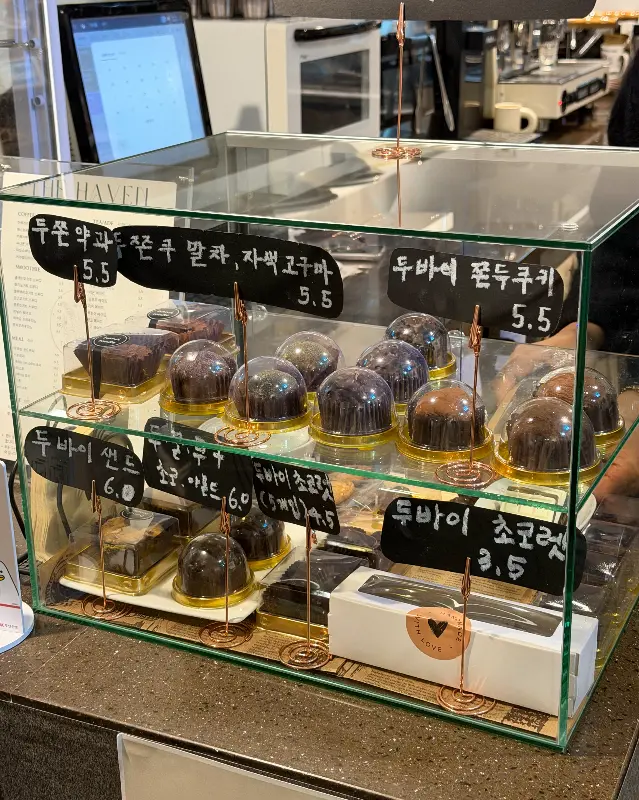 다양한 종류의 디저트가 진열된 쇼케이스