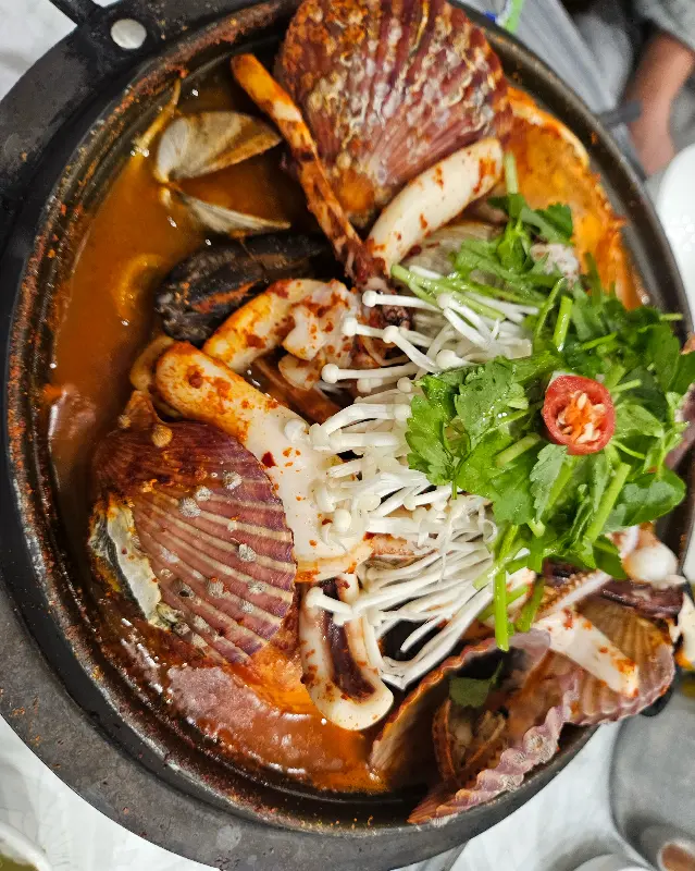 해산물이 푸짐하게 들어간 궁중해물탕