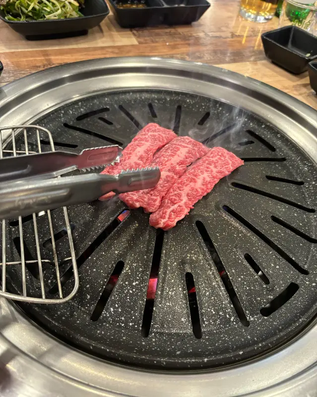 소고기가 석쇠 위에서 맛있게 구워지고 있는 모습