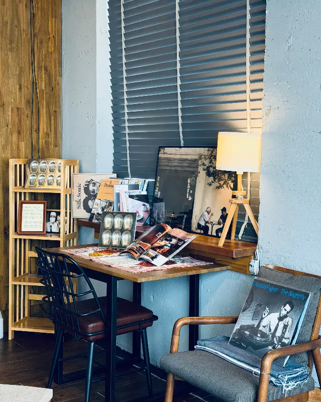 앤티크한 분위기의 카페 내부