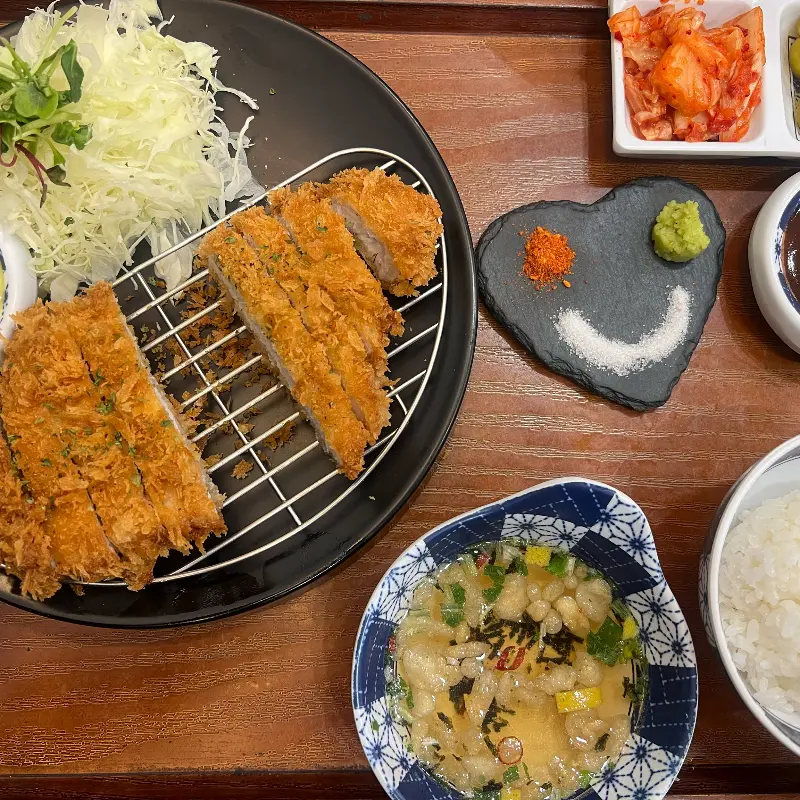 정갈하게 차려진 안심카츠 한 상 차림