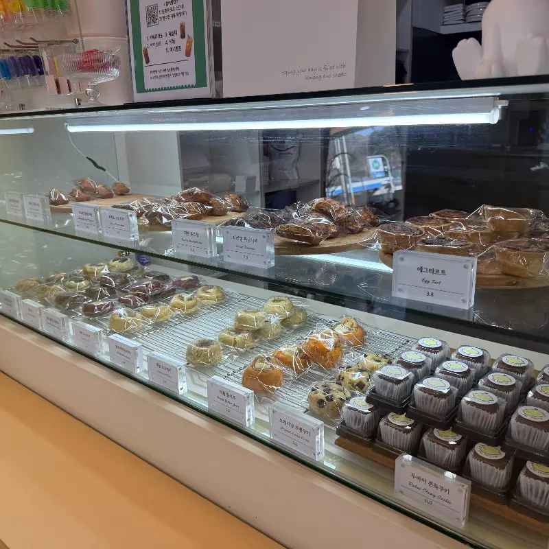 다양한 디저트가 진열된 쇼케이스