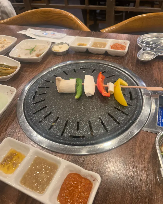 다채로운 색감의 채소 꼬치