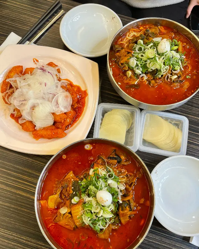 테이블 위에 놓인 짬뽕, 탕수육, 단무지